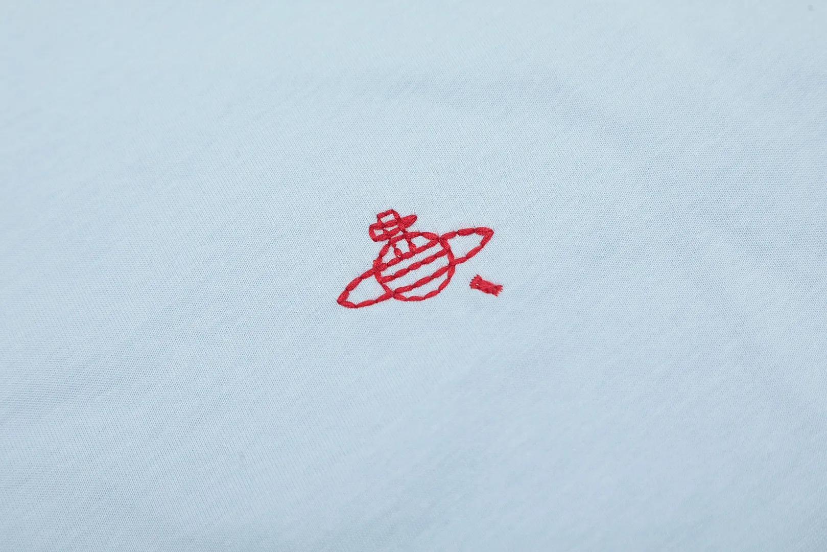 vivienne west wood The Queen Mother of the West Vivienne Saturn Embroidered Short Sleeve VIVI 157# "Exclusive Style" The new fabrics have been washed twice at high temperature + water. It is the only one in the entire network that achieves 0 shrinkage. The Solona thread is arranged. The threaded neckline does not deform. It is tight and dense. Welcome to compare. The entire series of correct accessories. Every detail is completely restored and can be stretched directly.